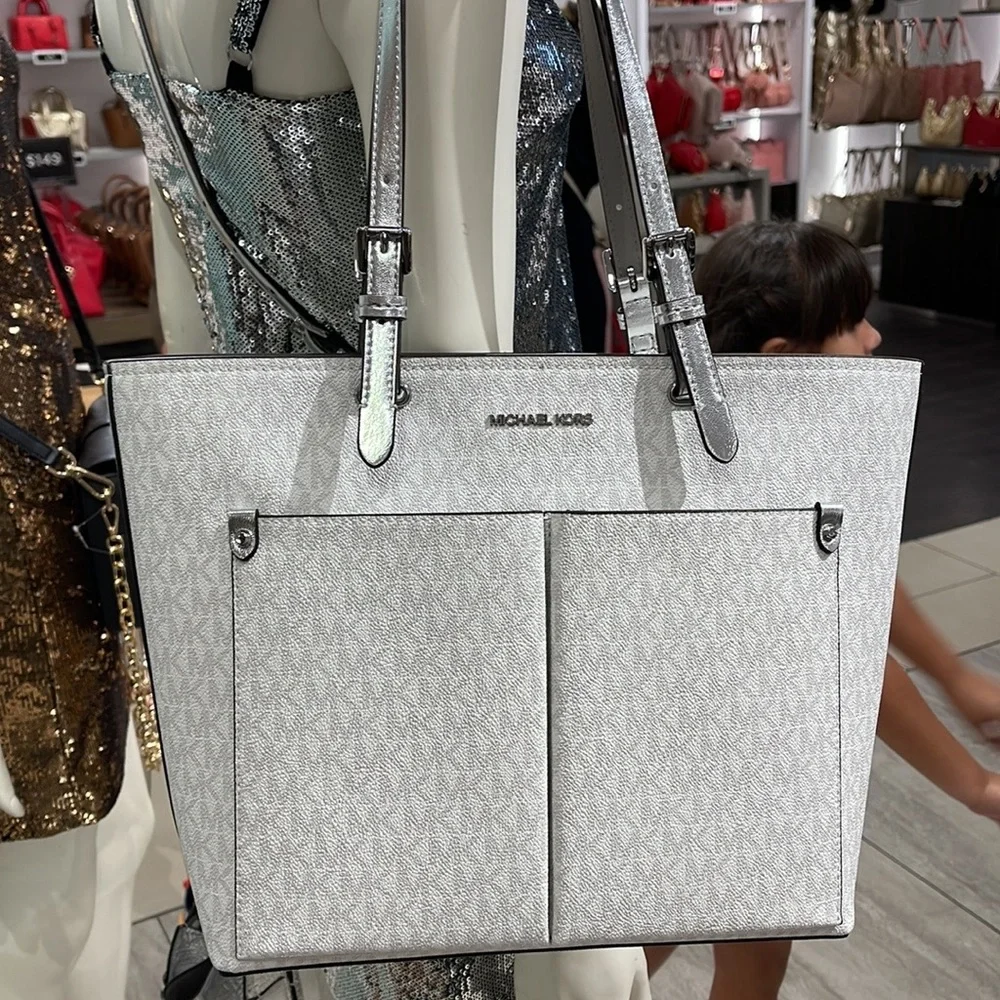 MICHAEL KORS OUTLET
Jet Set Medium Logo Pocket Tote Bag
Optic White/Silver 
NWT - Picture 2 of 16